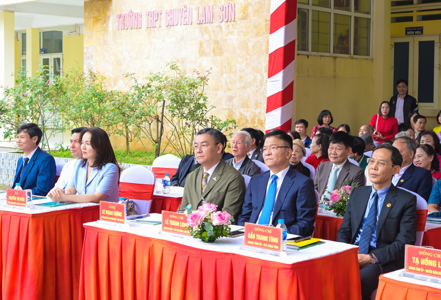 Các đại biểu tham dự Chương trình khánh thành phòng thực hành giáo dục STEM tại Trường THPT chuyên Lam Sơn.