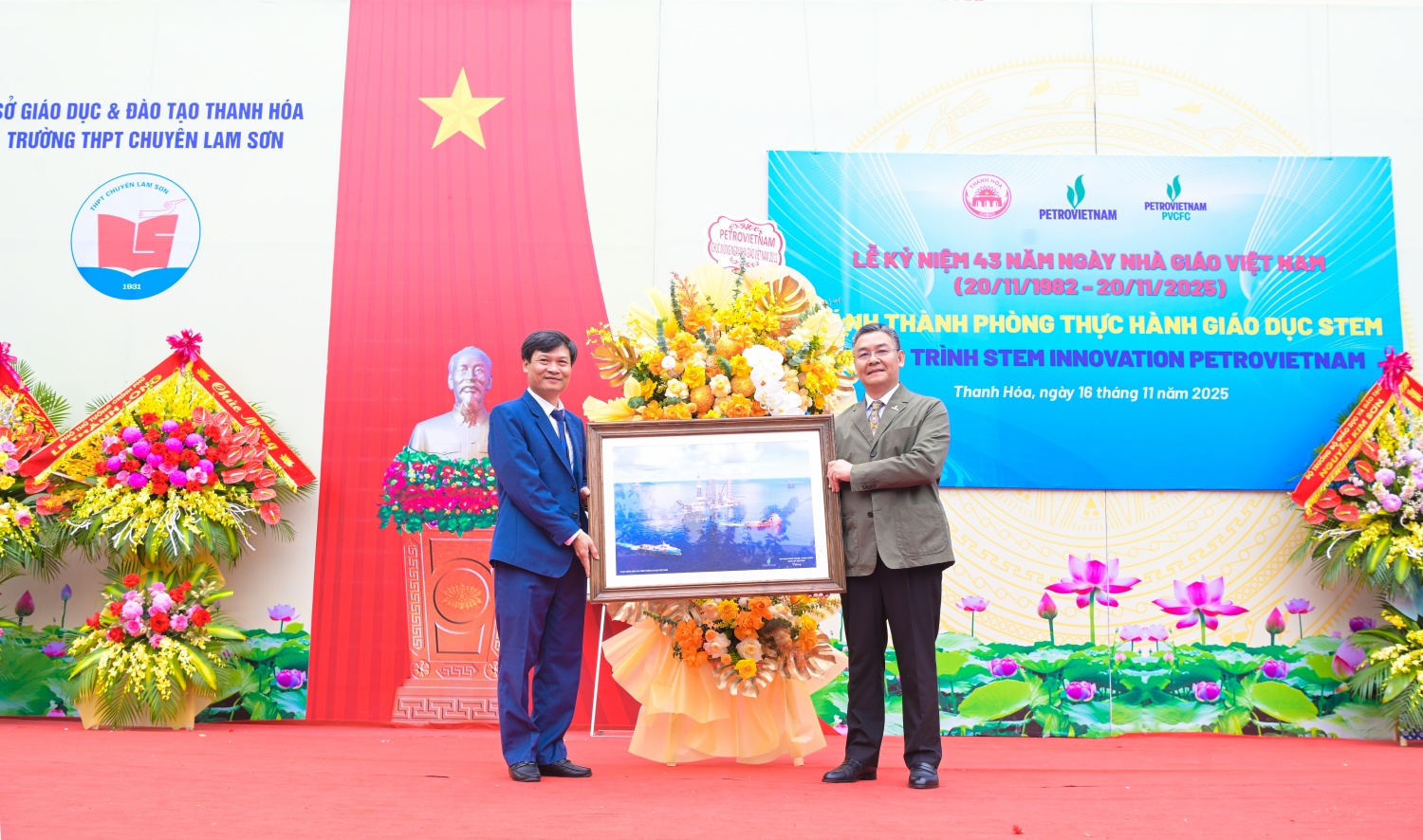 Phó Tổng Giám đốc Petrovietnam Lê Mạnh Cường trao bức tranh về hoạt động khai thác dầu khí trên thềm lục địa Việt Nam cho thầy và trò Trường THPT chuyên Lam Sơn.