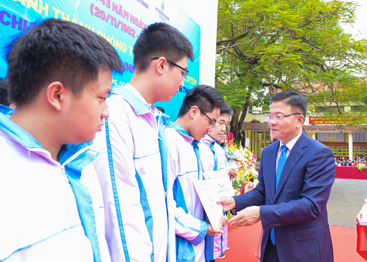 Phó Thủ tướng Chính phủ Lê Thành Long trao học bổng cho các em học sinh đạt thành tích cao trong học tập.