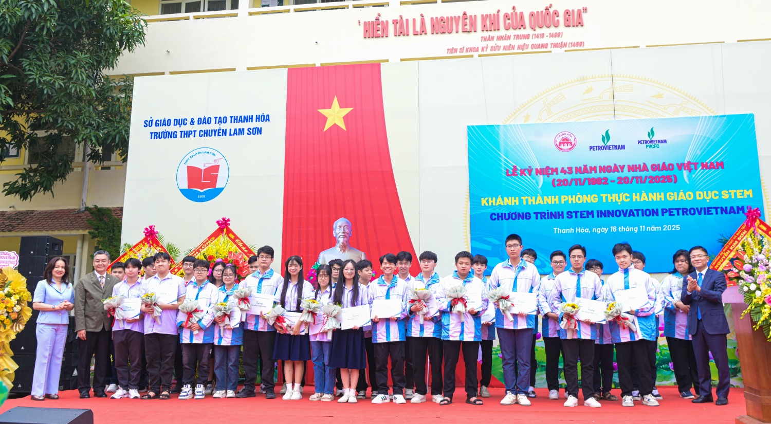 Các đại biểu trao học bổng của Petrovietnam cho các học sinh Trường THPT chuyên Lam Sơn.