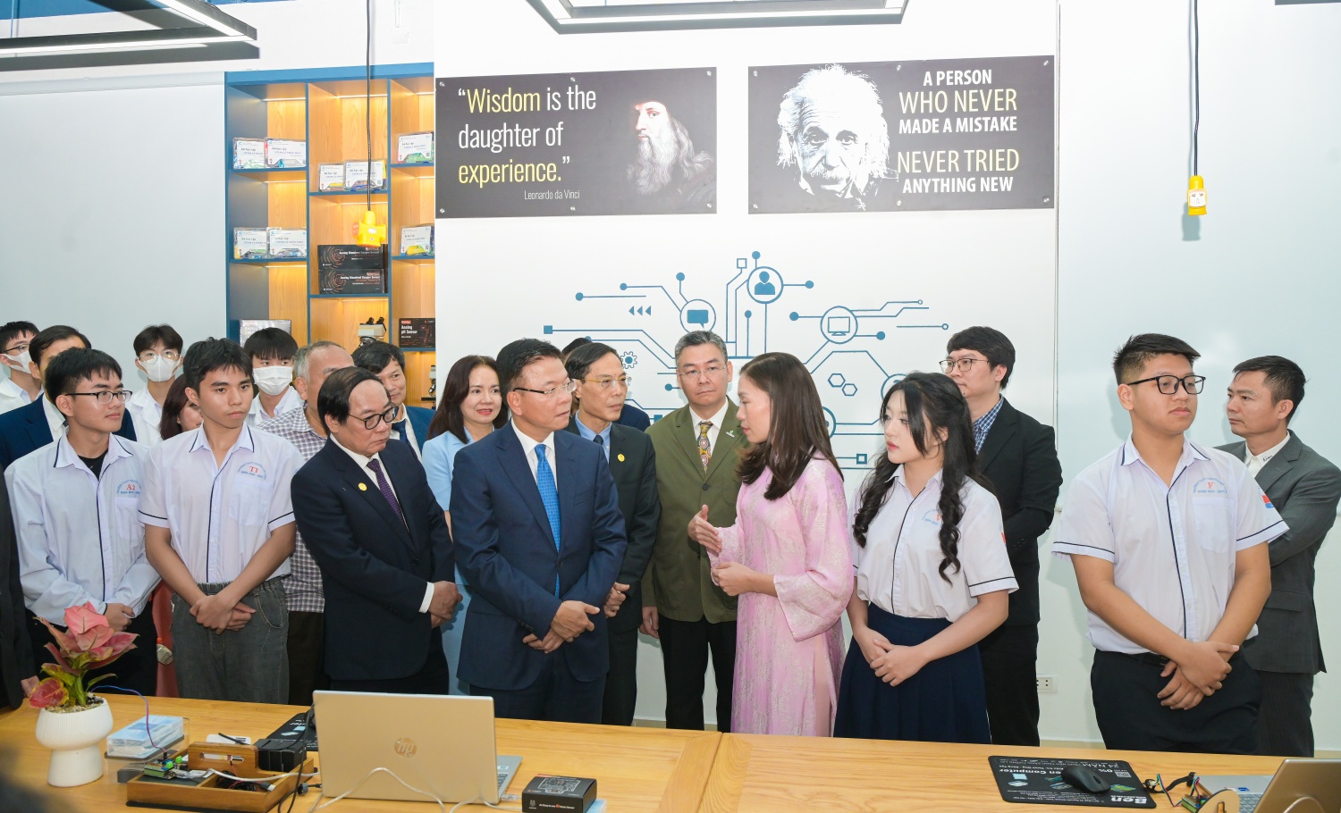 Các đại biểu nghe đại diện nhà trường và các em học sinh giới thiệu về mô hình và hoạt động giảng dạy của phòng STEM.