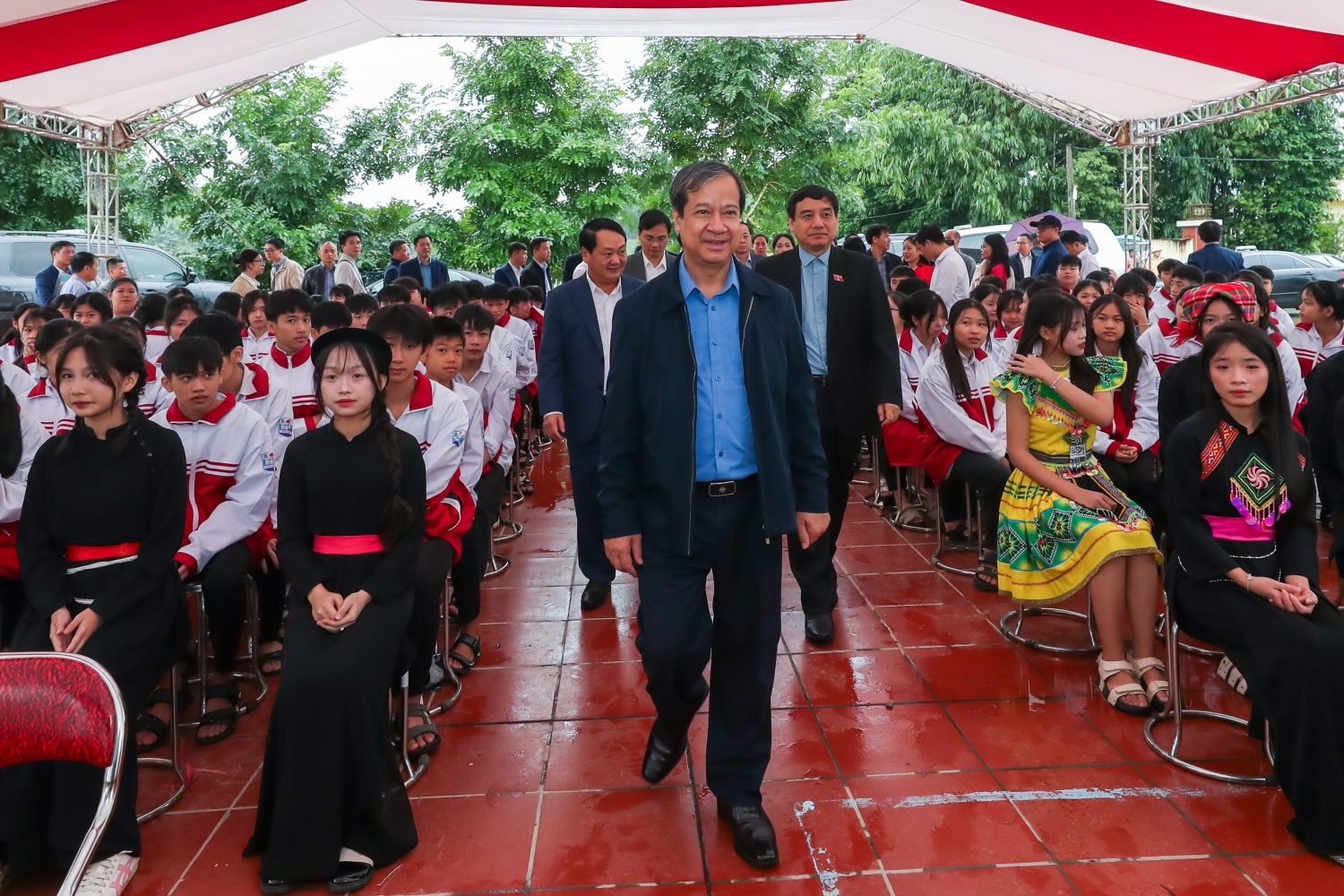 Đồng chí Nguyễn Kim Sơn - Ủy viên Trung ương Đảng, Bộ trưởng Bộ Giáo dục và Đào tạo cùng các đại biểu về tham dự buổi lễ.
