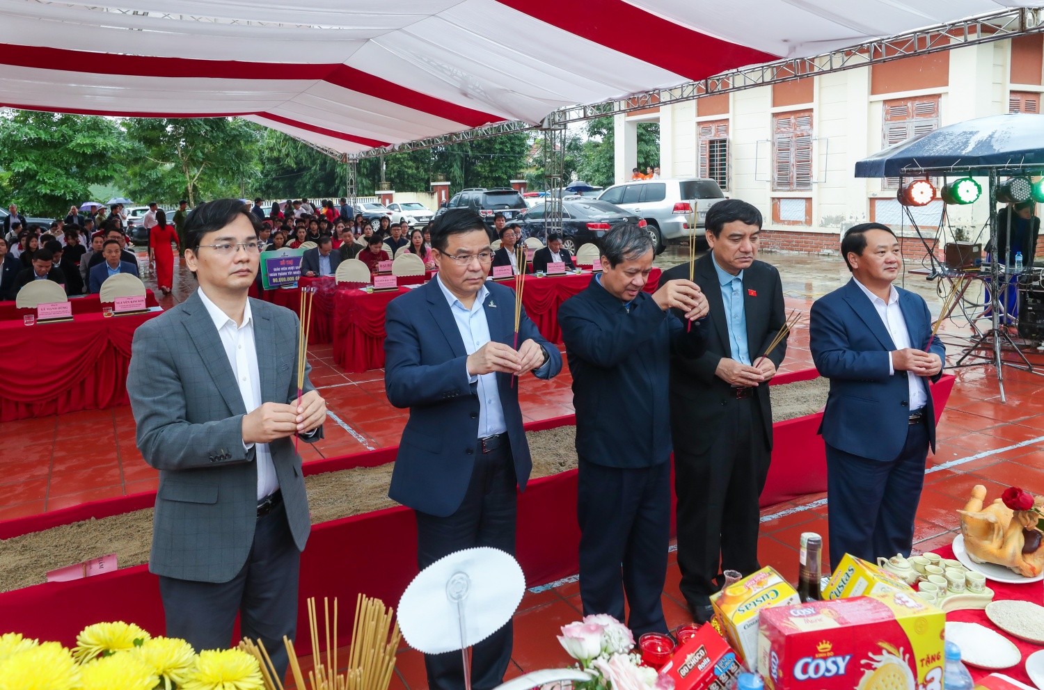 Các đồng chí lãnh đạo dâng hương tại di tích Bộ Quốc gia Giáo dục.