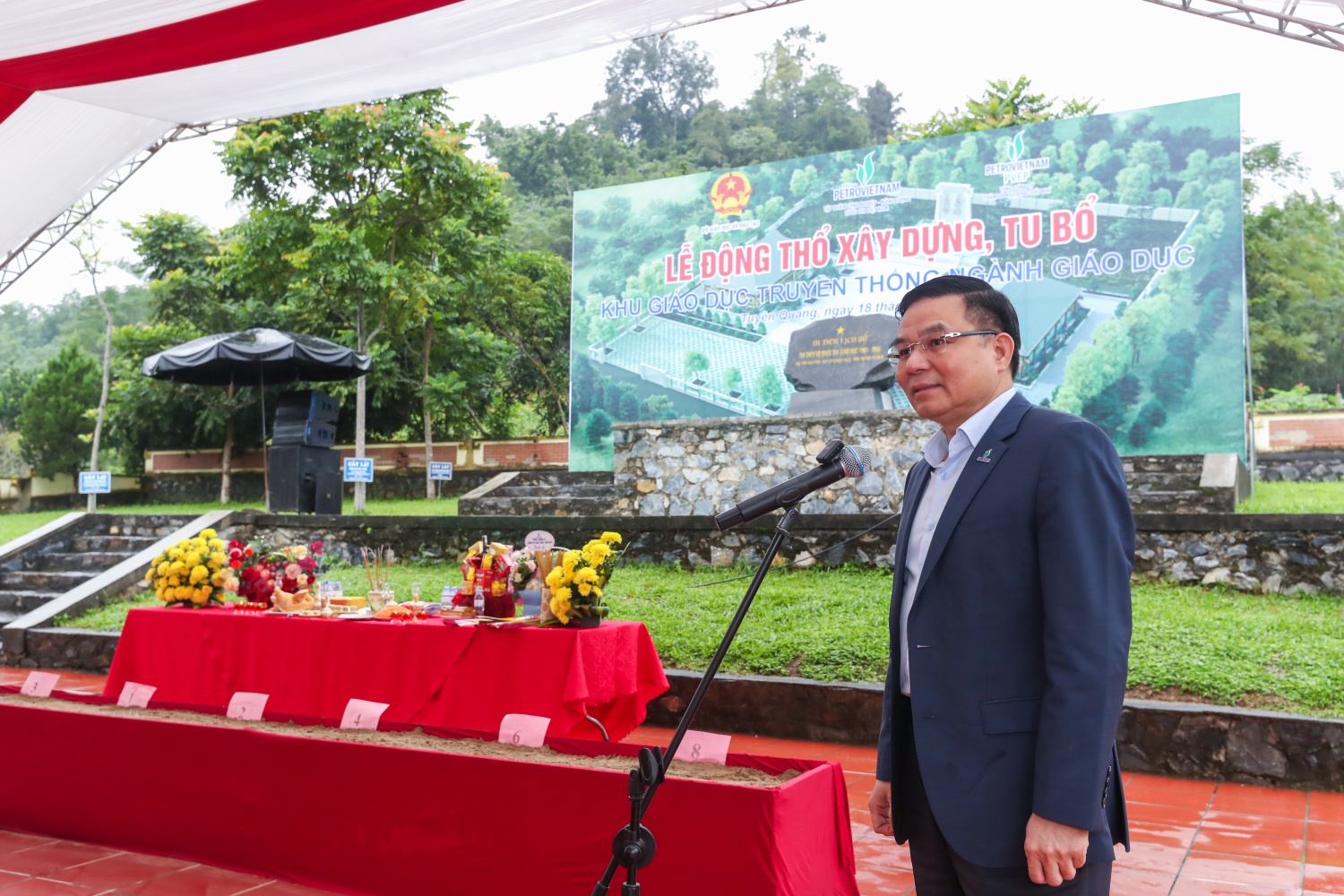 Thay mặt lãnh đạo Petrovietnam, Chủ tịch HĐTV Lê Mạnh Hùng gửi lời chúc mừng tới đội ngũ nhà giáo nhân dịp 20/11, đồng thời bày tỏ niềm tự hào khi Petrovietnam được tham gia vào công trình mang ý nghĩa đặc biệt đối với ngành Giáo dục.