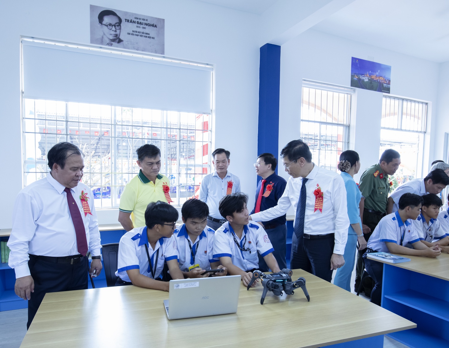 Các đại biểu lãnh đạo tỉnh Cà Mau, Petrovietnam và PVCFC tham quan phòng STEM vừa được khánh thành, bàn giao.