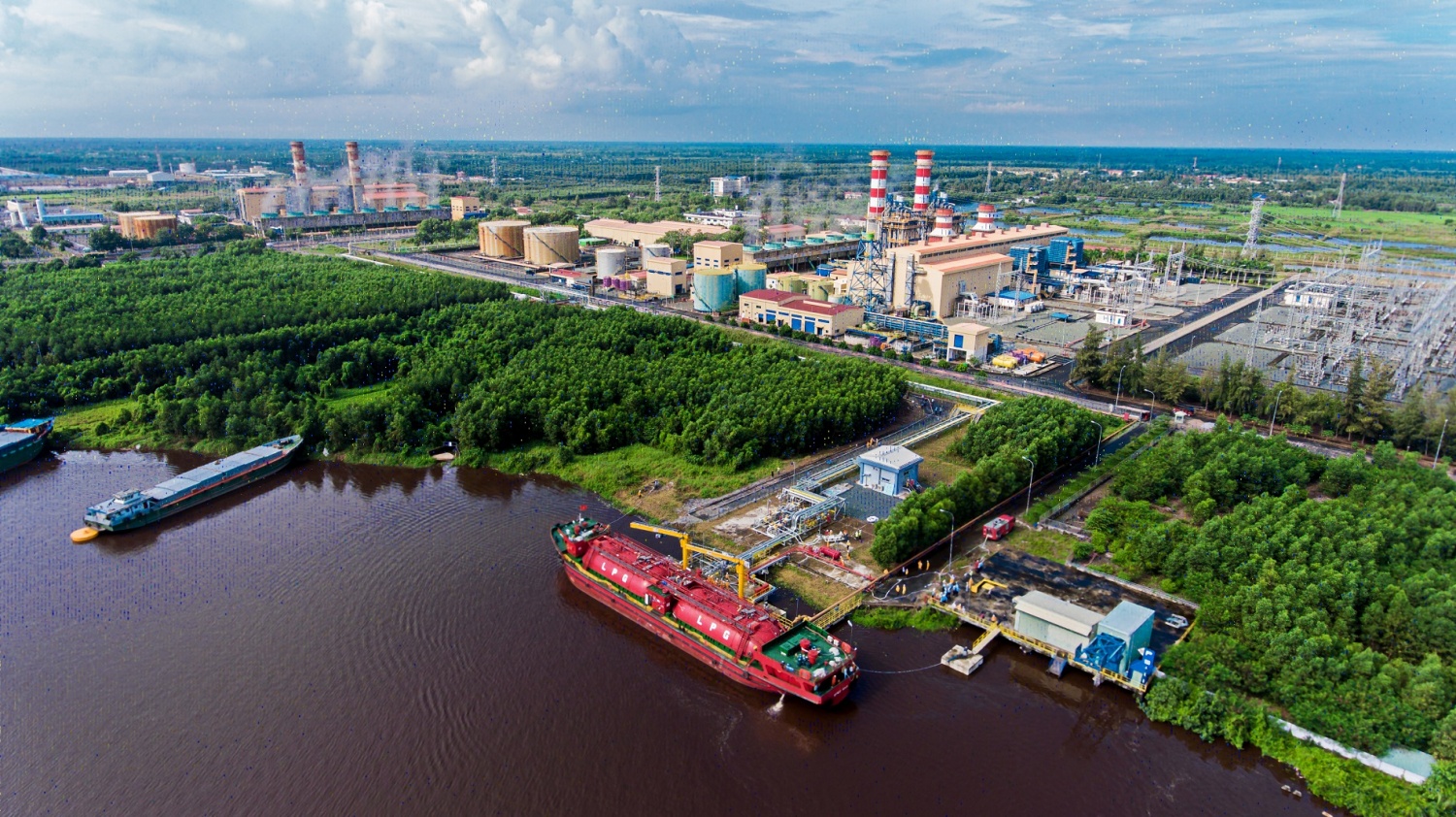 Bên cạnh dầu khí truyền thống, Petrovietnam đã mở rộng đầu tư sang điện khí, năng lượng tái tạo, sản xuất phân bón, công nghiệp chế biến, cơ khí chế tạo... (Ảnh: Cụm công nghiệp Khí - Điện - Đạm Cà Mau của Petrovietnam)