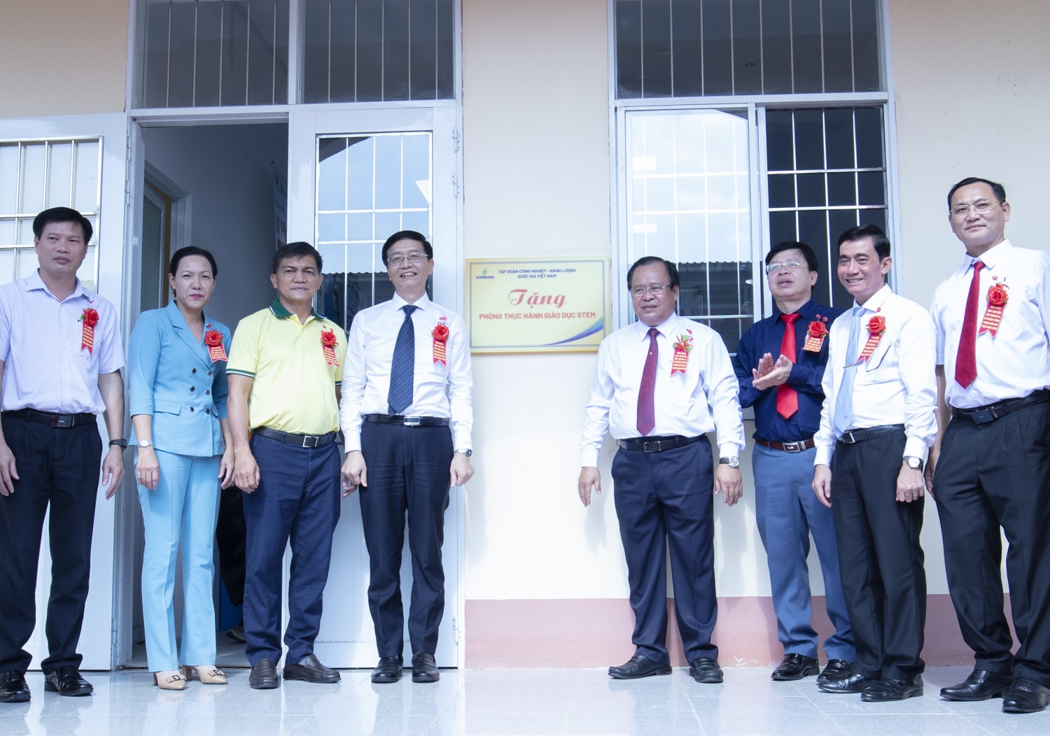 Ông Nguyễn Minh Luân - Phó Chủ tịch UBND tỉnh Cà Mau; ông Trần Quang Dũng - Phó Bí thư thường trực Đảng ủy Petrovietnam; ông Văn Tiến Thanh - Tổng Giám đốc PVCFC và các đại biểu thực hiện nghi thức khánh thành, chính thức bàn giao phòng học STEM trị giá hơn 3 tỷ đồng cho Trường THPT Võ Văn Kiệt (Cà Mau).