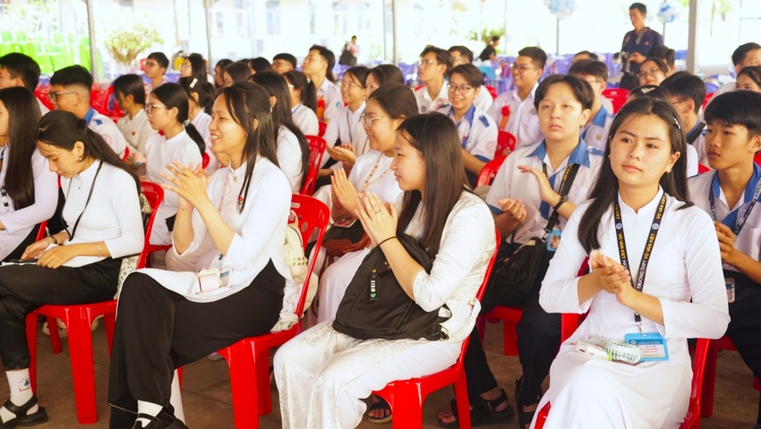 Các em học sinh hào hứng tại buổi lễ khánh thành phòng STEM mới của nhà trường.
