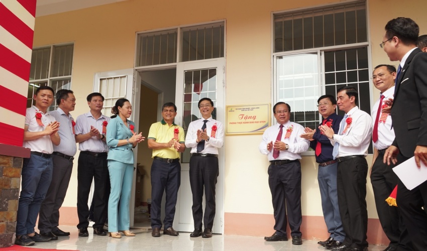 Đại diện lãnh đạo tỉnh Cà Mau, lãnh đạo Petrovietnam và các đại biểu thực hiện nghi thức khánh thành phòng thực hành giáo dục STEM.