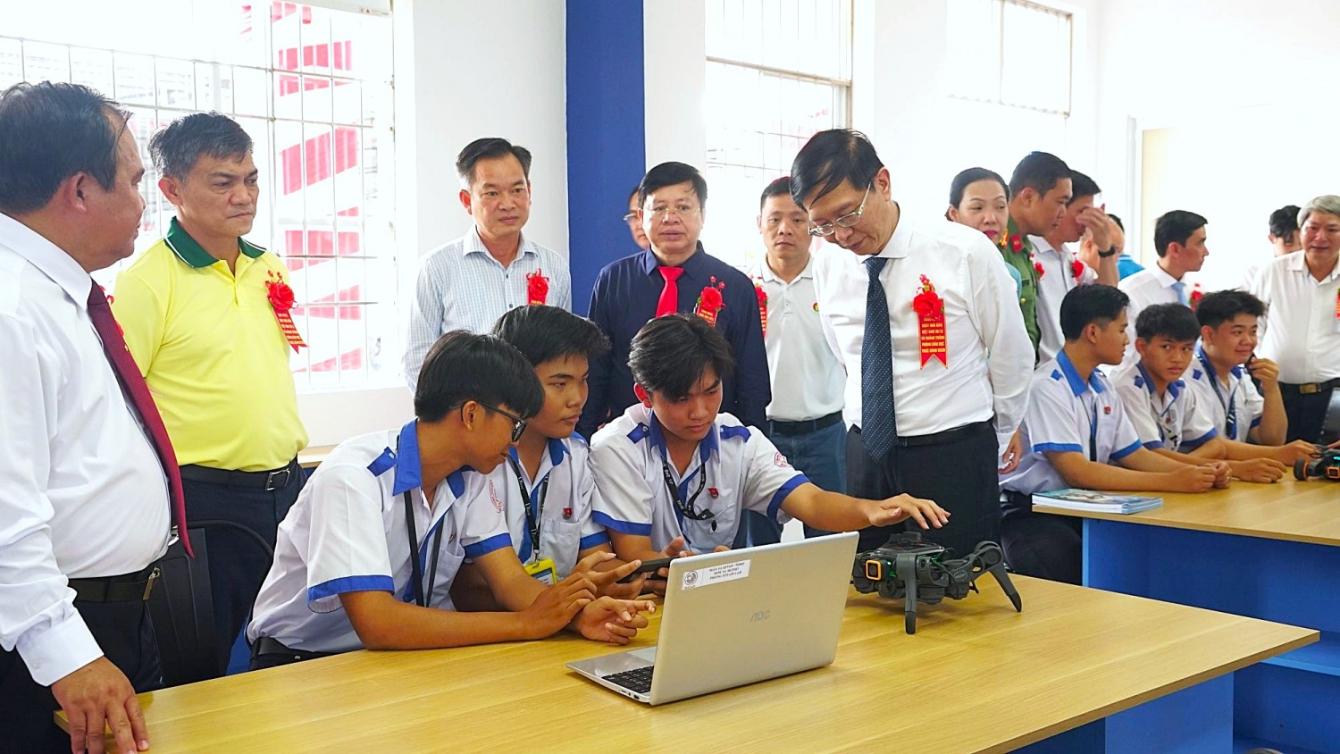 Ông Trần Quang Dũng - Phó Bí thư thường trực Đảng ủy Petrovietnam cùng các đại biểu tham quan giờ thực hành lập trình robot - một trong những nội dung trọng tâm của phòng STEM do Petrovietnam/PVCFC tài trợ.