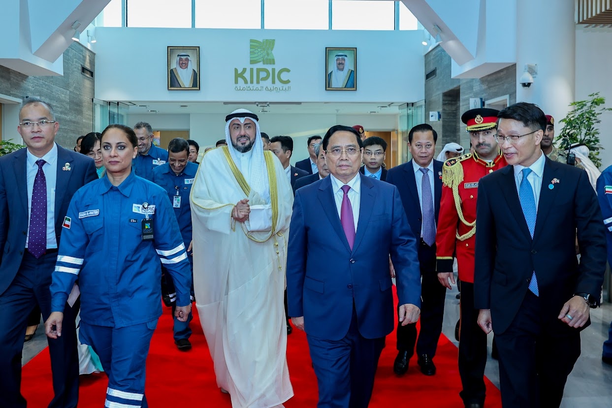 Thủ tướng Phạm Minh Chính và đoàn đại biểu Việt Nam tới thăm Tổ hợp lọc hoá dầu Al‑Zour