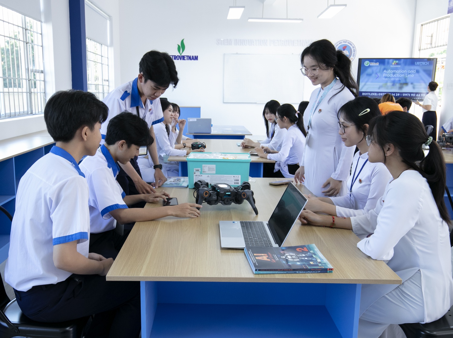 Không gian học tập mới - phòng học STEM với nhiều trải nghiệm thực tế sẽ kích thích sự tò mò và khả năng sáng tạo của các em học sinh.