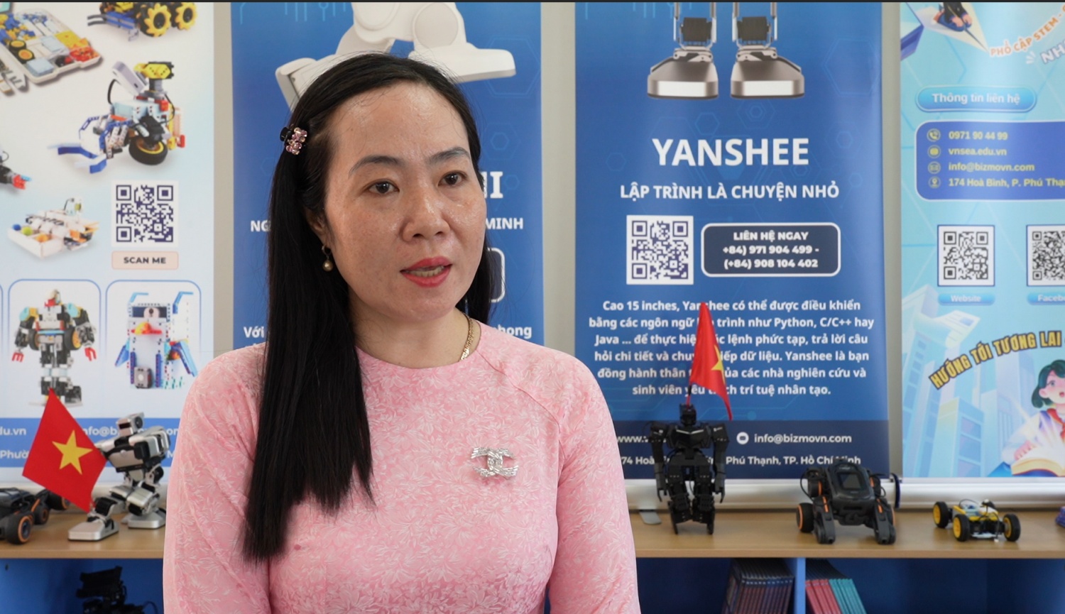 Cô Nguyễn Hoàng Oanh, giáo viên môn Sinh học bày tỏ sự vui mừng khi nhà trường có thêm một không gian hiện đại, giúp giáo viên triển khai dạy trải nghiệm một cách thực chất.