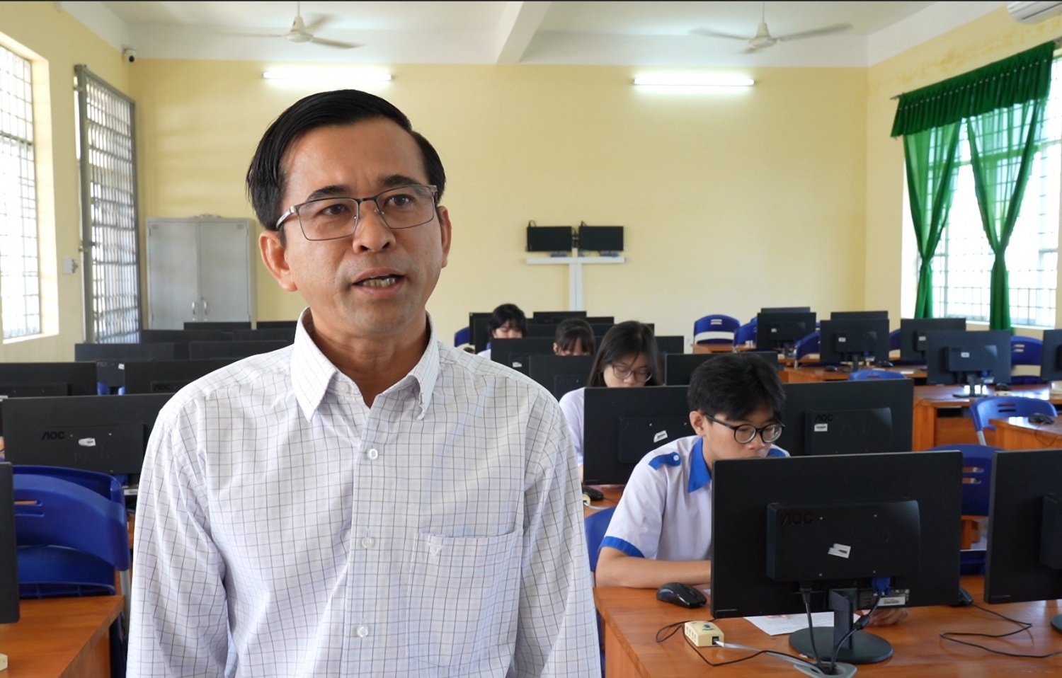 Thầy Huỳnh Anh Tuấn, giáo viên môn Vật lý bày tỏ niềm vui trước giờ khánh thành phòng STEM