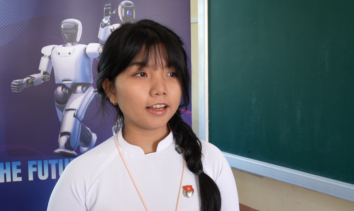 Em Trần Ngọc Vân Anh, học sinh lớp 12A1 bày tỏ mong muốn sau khi được tiếp cận phương pháp giáo dục STEM sẽ có thêm nhiều ước mơ, định hướng mới cho tương lai.