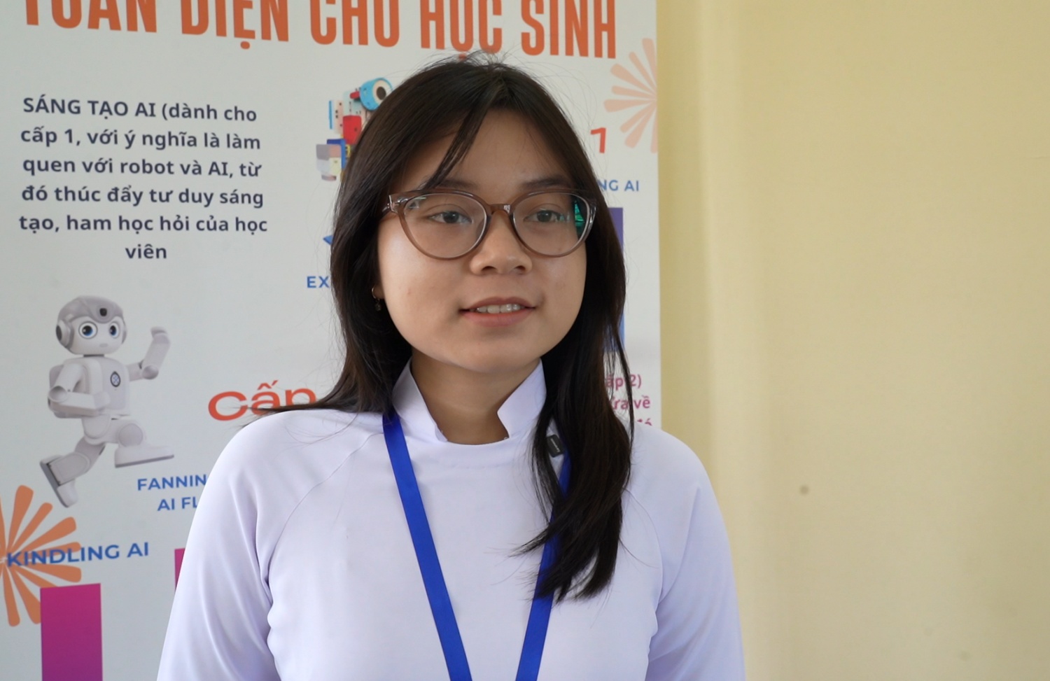Em Lê Trần Nhã Vy, lớp 10A1 háo hức chờ đợi trước giờ khánh thành phòng STEM