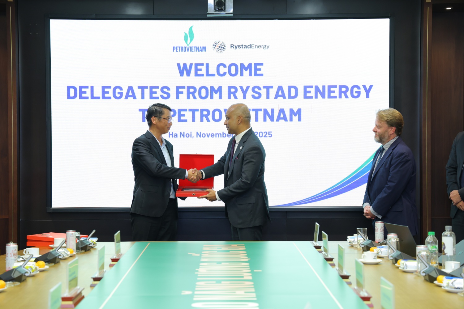 Ông Trần Hồng Nam – Thành viên HĐTV Petrovietnam cám ơn Lãnh đạo Rystad Enery