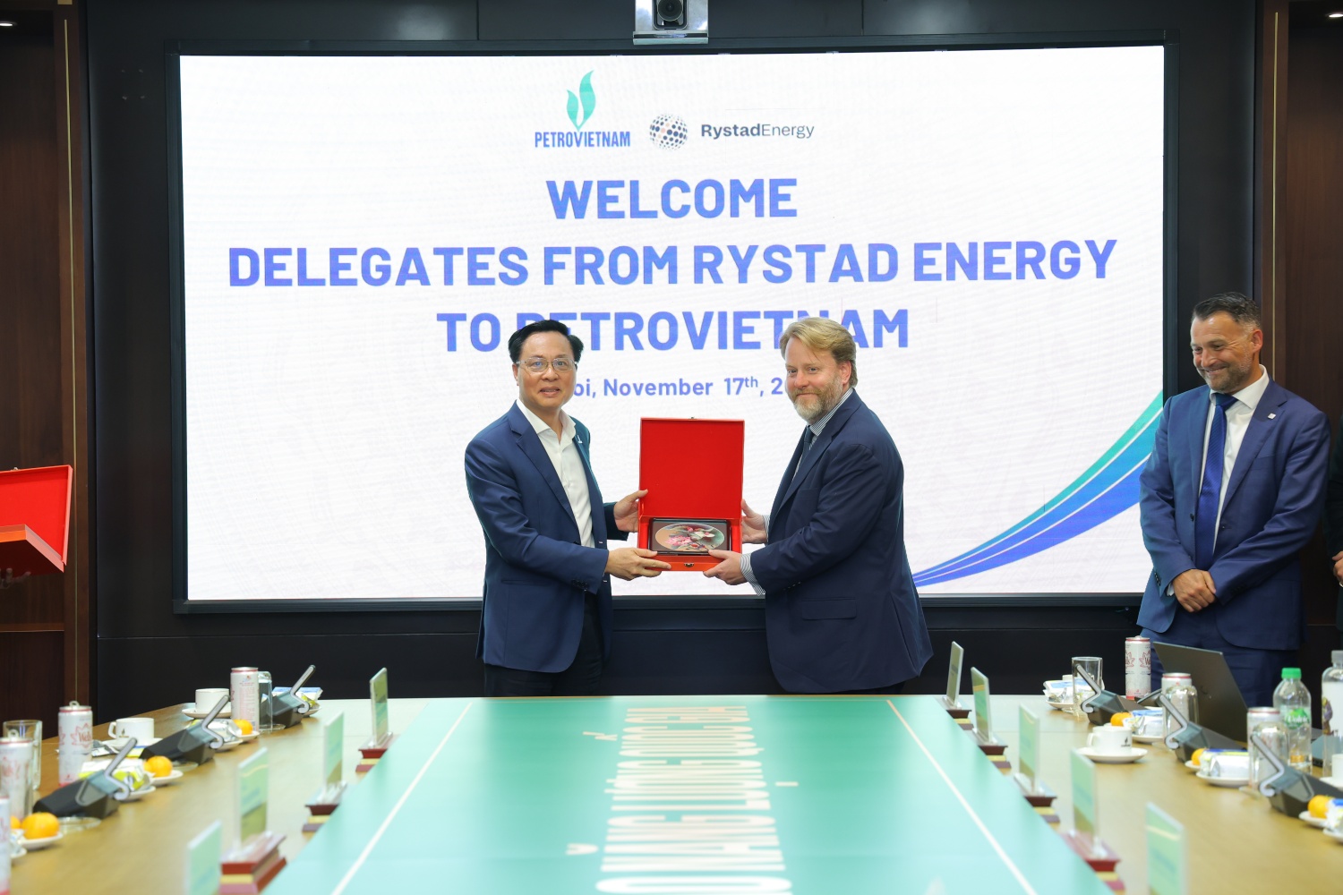 Ông Bùi Minh Tiến – Thành viên HĐTV cám ơn Lãnh đạo Rystad Enery