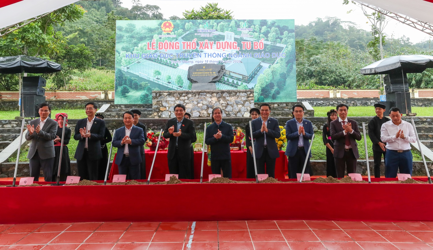 Các đại biểu thực hiện nghi thức khởi công công trình