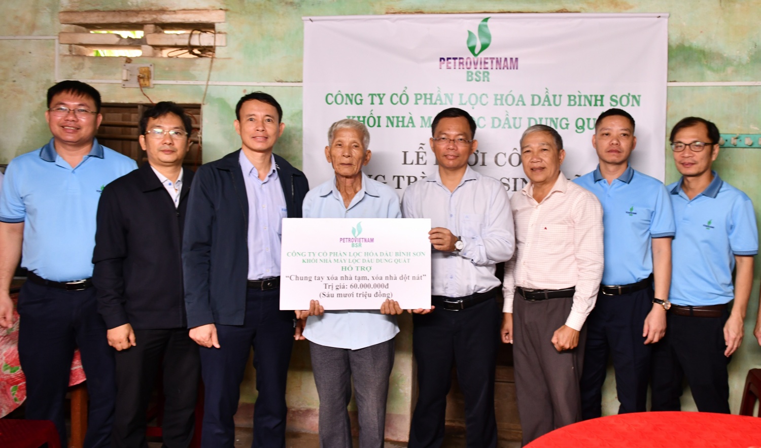 Đại diện BSR trao số tiền 60 triệu đồng hỗ trợ gia đình ông Huỳnh Kiễn sửa nhà