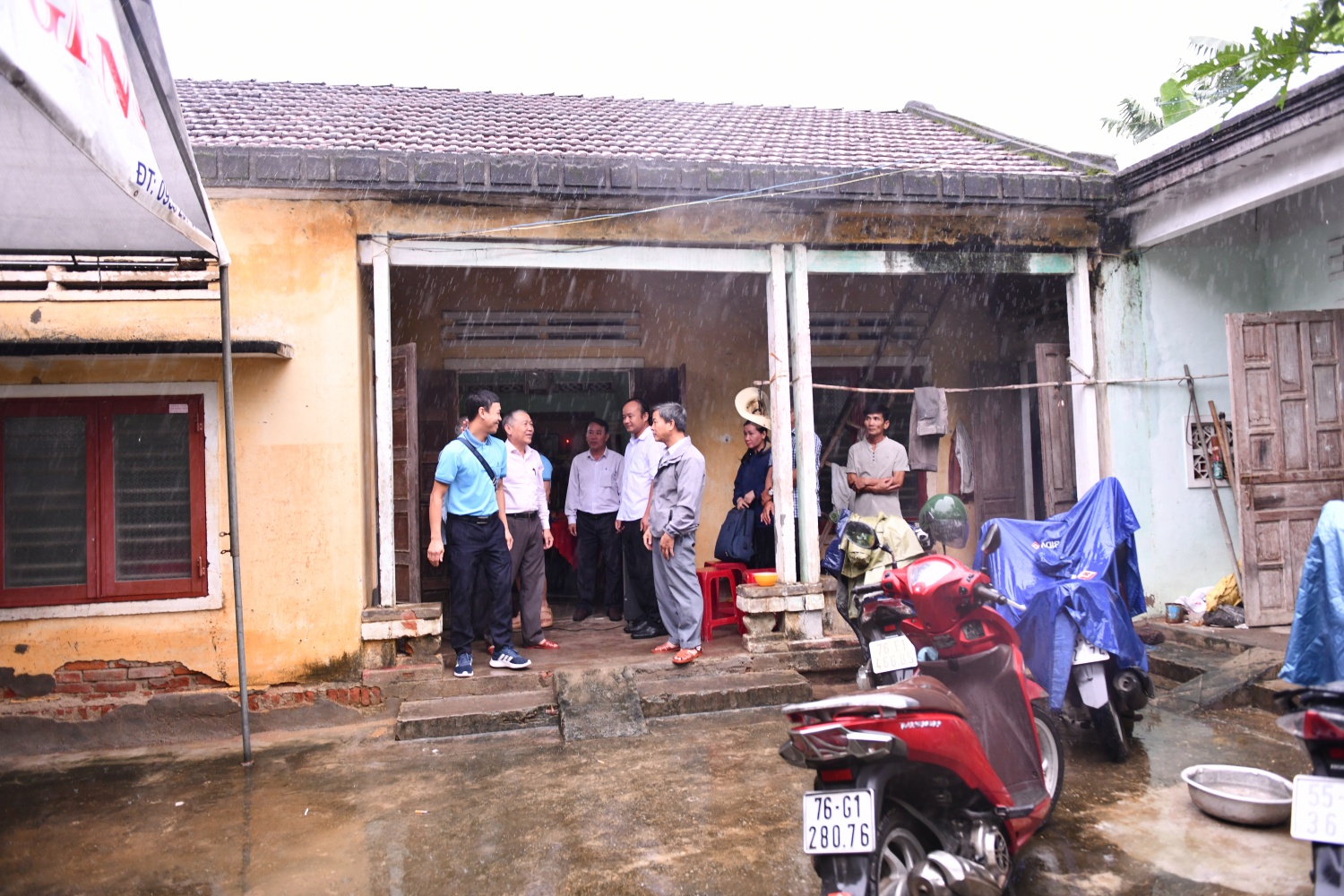 Căn nhà của gia đình ông Huỳnh Kiễn đã xuống cấp nghiêm trọng, thường xuyên dột nát, ẩm thấp vào mùa mưa.