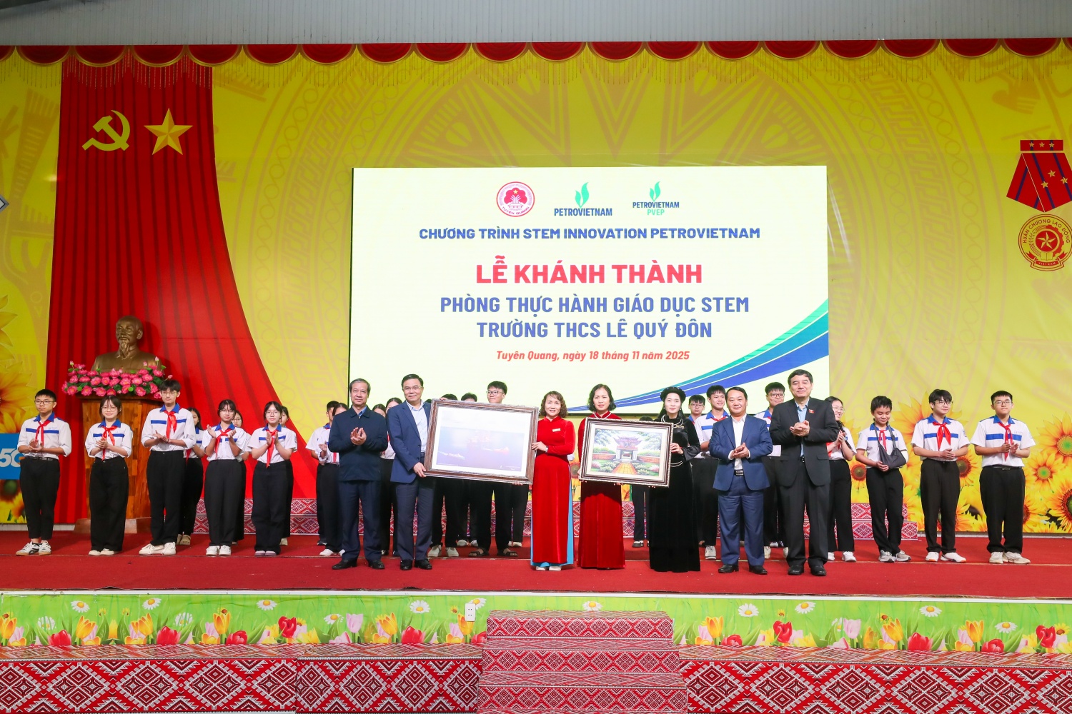 Các đại biểu tặng quà lưu niệm cho Trường THCS Lê Quý Đôn.