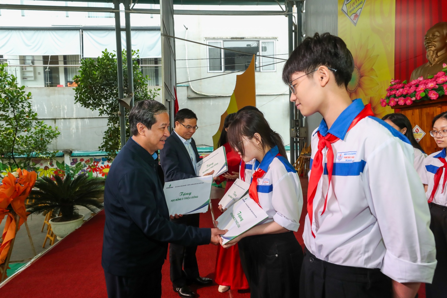 Đồng chí Nguyễn Kim Sơn - Ủy viên Trung ương Đảng, Bộ trưởng Bộ GD&ĐT trao học bổng cho các em học sinh Trường THCS Lê Quý Đôn.