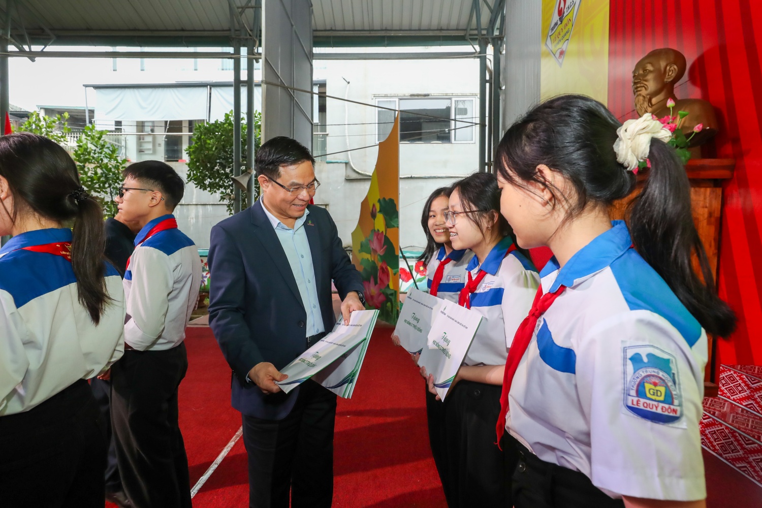 Chủ tịch HĐTV Petrovietnam Lê Mạnh Hùng trao học bổng cho các em học sinh Trường THCS Lê Quý Đôn.