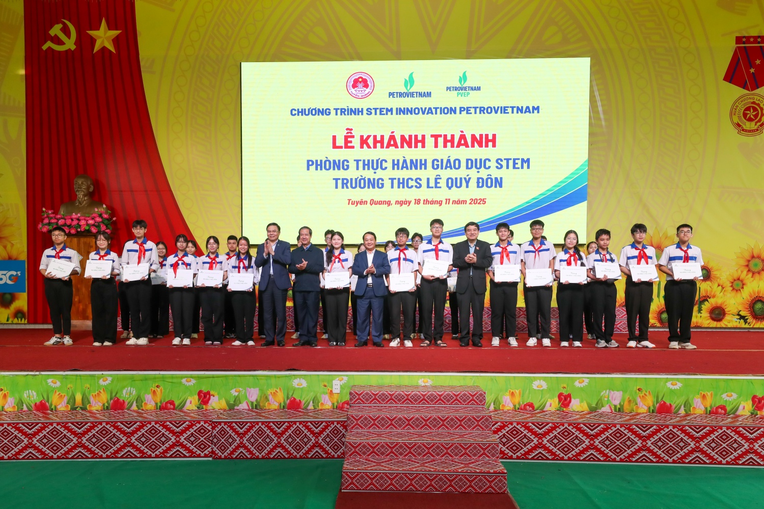 Lãnh đạo Bộ GD&ĐT, Ủy ban Văn hóa và Xã hội của Quốc hội, Tỉnh ủy Tuyên Quang và Petrovietnam cùng các em học sinh xuất sắc được nhận học bổng