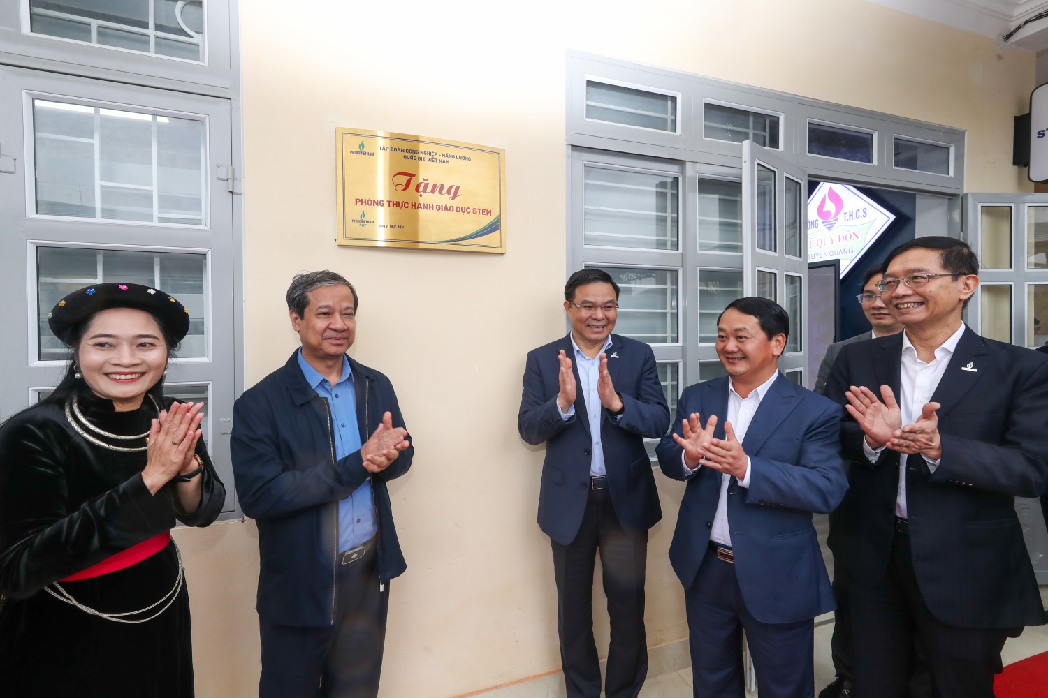 Các đại biểu thực hiện nghi thức gắn biển công trình phòng thực hành giáo dục STEM tại Trường THCS Lê Quý Đôn
