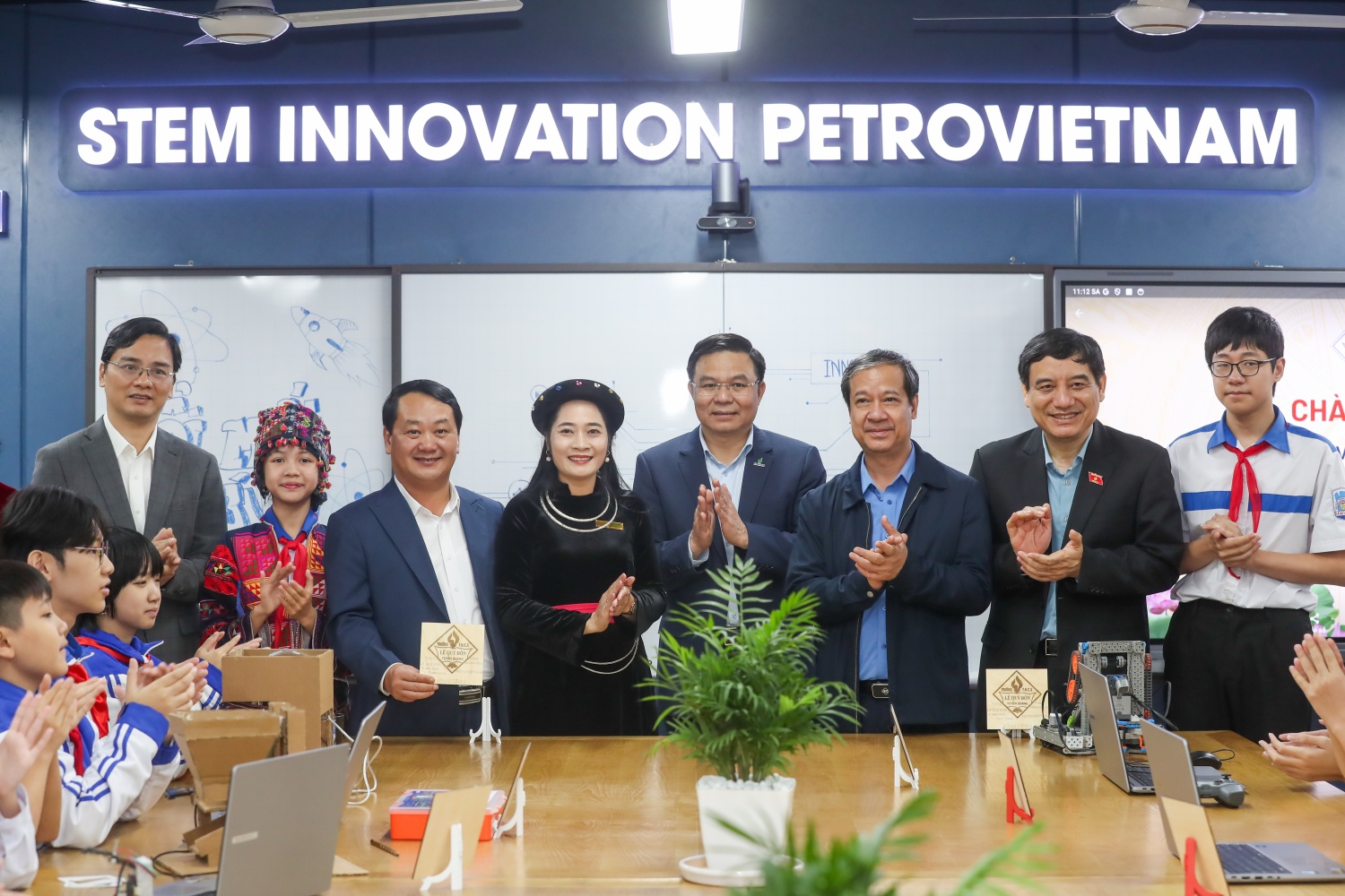 Trường THCS Lê Quý Đôn trao tặng các đại biểu biểu trưng được các em học sinh khắc bằng máy khắc 3D của phòng học STEM.