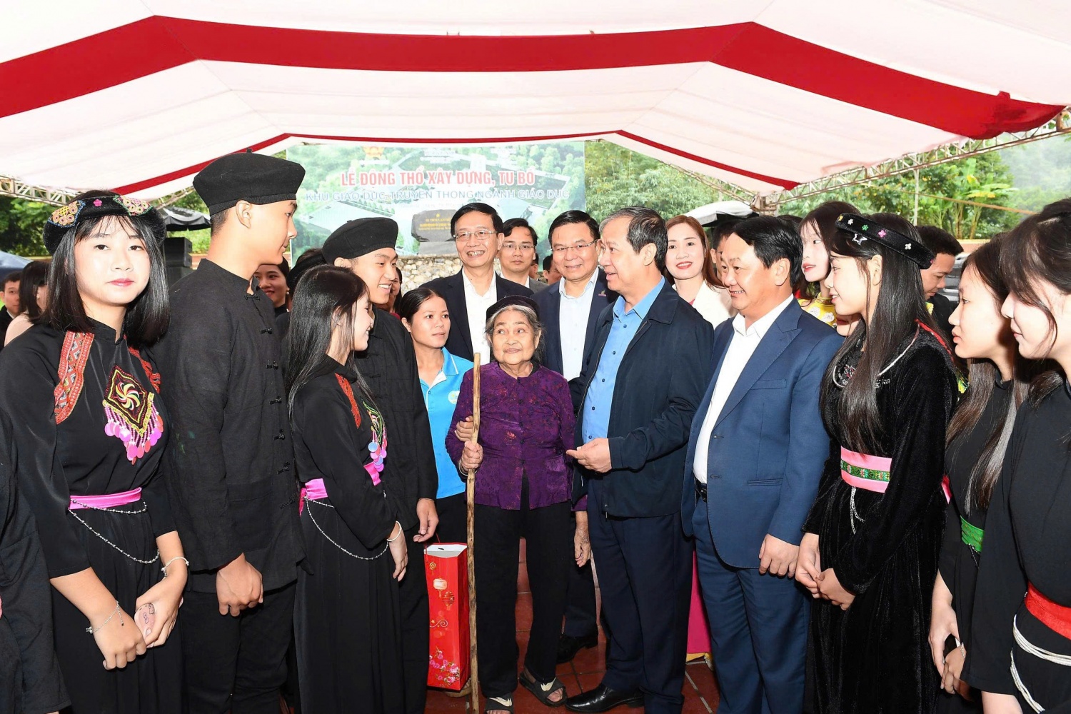 Lãnh đạo Bộ Giáo dục và Đào tạo, tỉnh Tuyên Quang, Petrovietnam thăm hỏi, trò chuyện cùng bà con nhân dân, học sinh xã Yên Nguyên