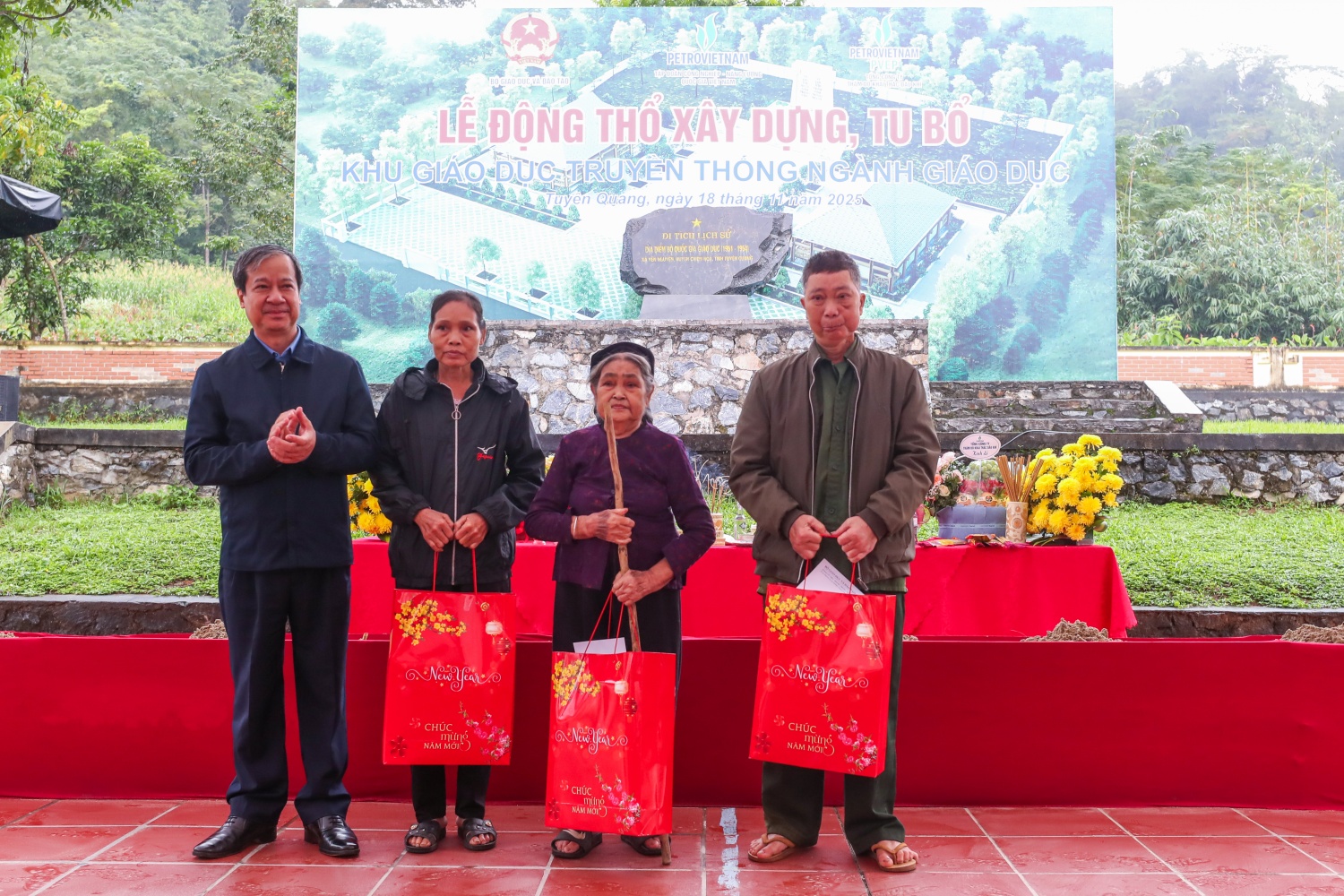 Bộ trưởng Bộ Giáo dục và Đào tạo Nguyễn Kim Sơn trao quà cho đại diện các hộ dân có hoàn cảnh khó khăn trên địa bàn