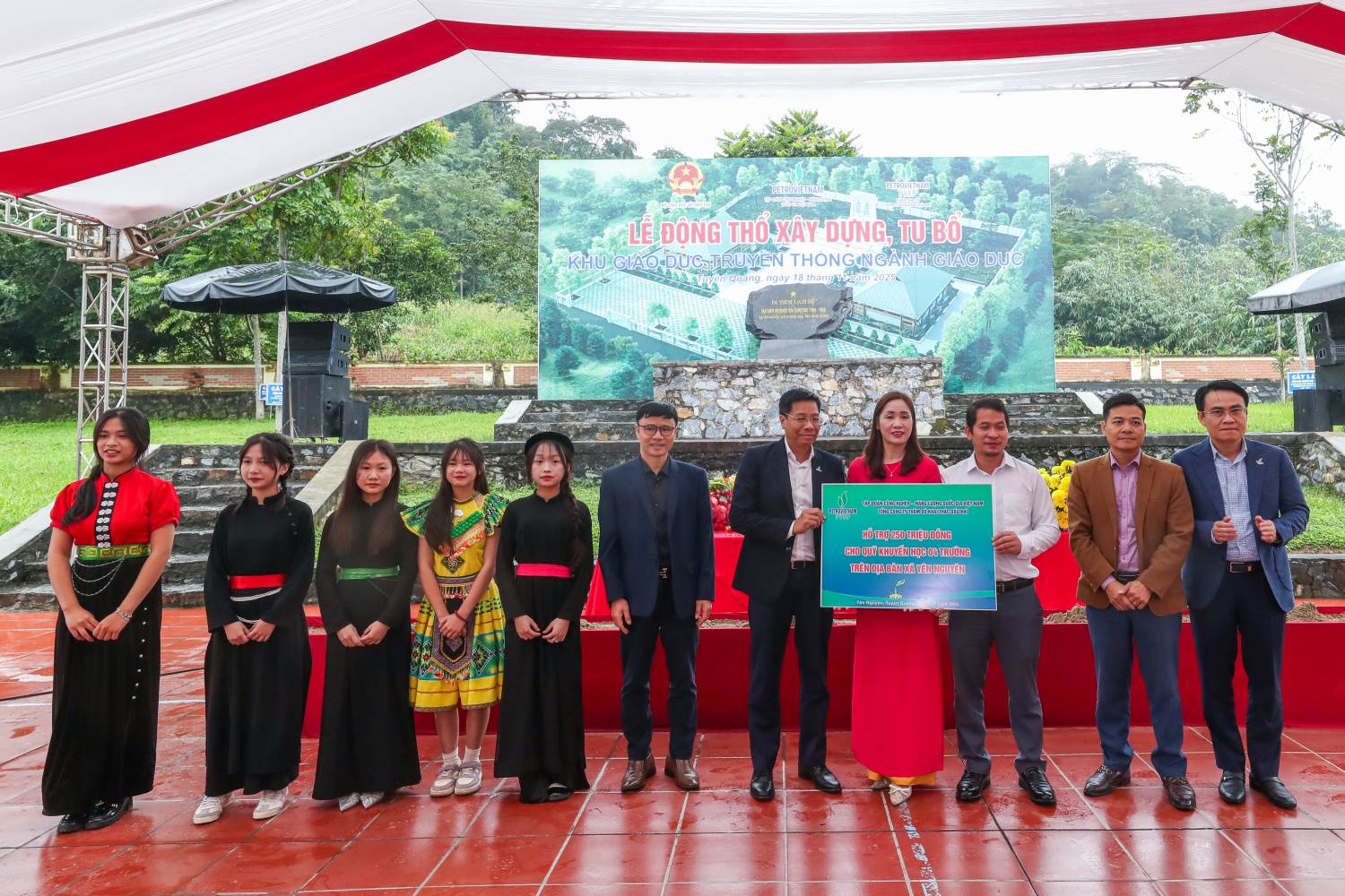 Thành viên HĐTV Petrovietnam Nguyễn Văn Mậu và Chủ tịch HĐTV PVEP Trương Quốc Lâm trao hỗ trợ Quỹ khuyến học cho các trường trên địa bàn xã Yên Nguyên (Tuyên Quang)