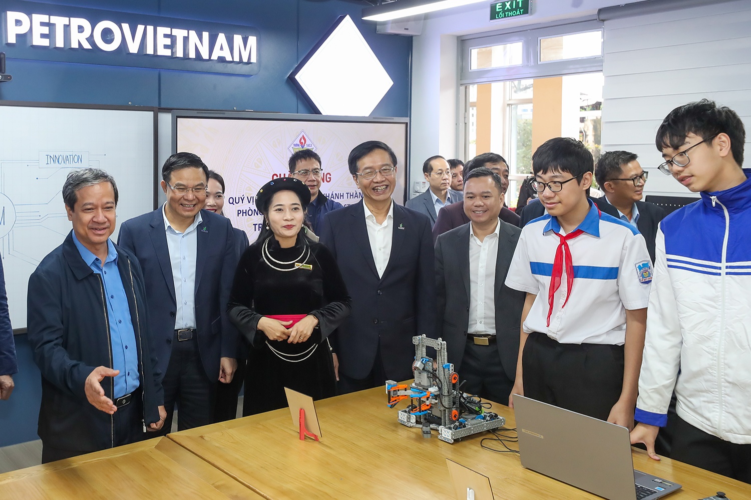 Bộ trưởng Bộ Giáo dục và Đào tạo Nguyễn Kim Sơn; Chủ tịch HĐTV Petrovietnam Lê Mạnh Hùng; Phó Bí thư thường trực Đảng ủy Petrovietnam Trần Quang Dũng và các đại biểu tham quan phòng STEM tại Trường THCS Lê Quý Đôn (Tuyên Quang).