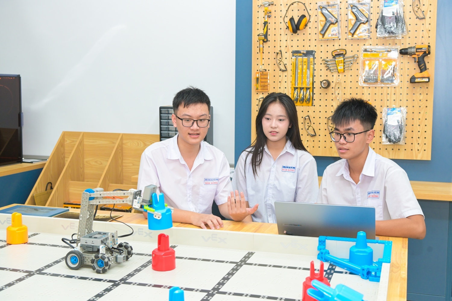 STEM là con đường để Việt Nam hình thành một lực lượng lao động mới có tư duy khoa học, kỹ năng công nghệ, năng lực sáng tạo và khả năng hội nhập toàn cầu.