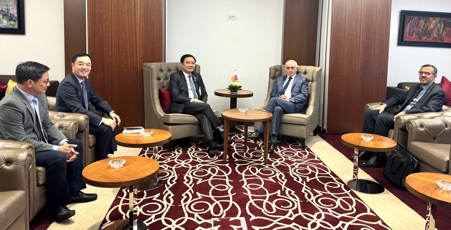 Tổng Giám đốc Petrovietnam Lê Ngọc Sơn trao đổi với ông Nour Eddine Daoudi, Chủ tịch điều hành Sonatrach