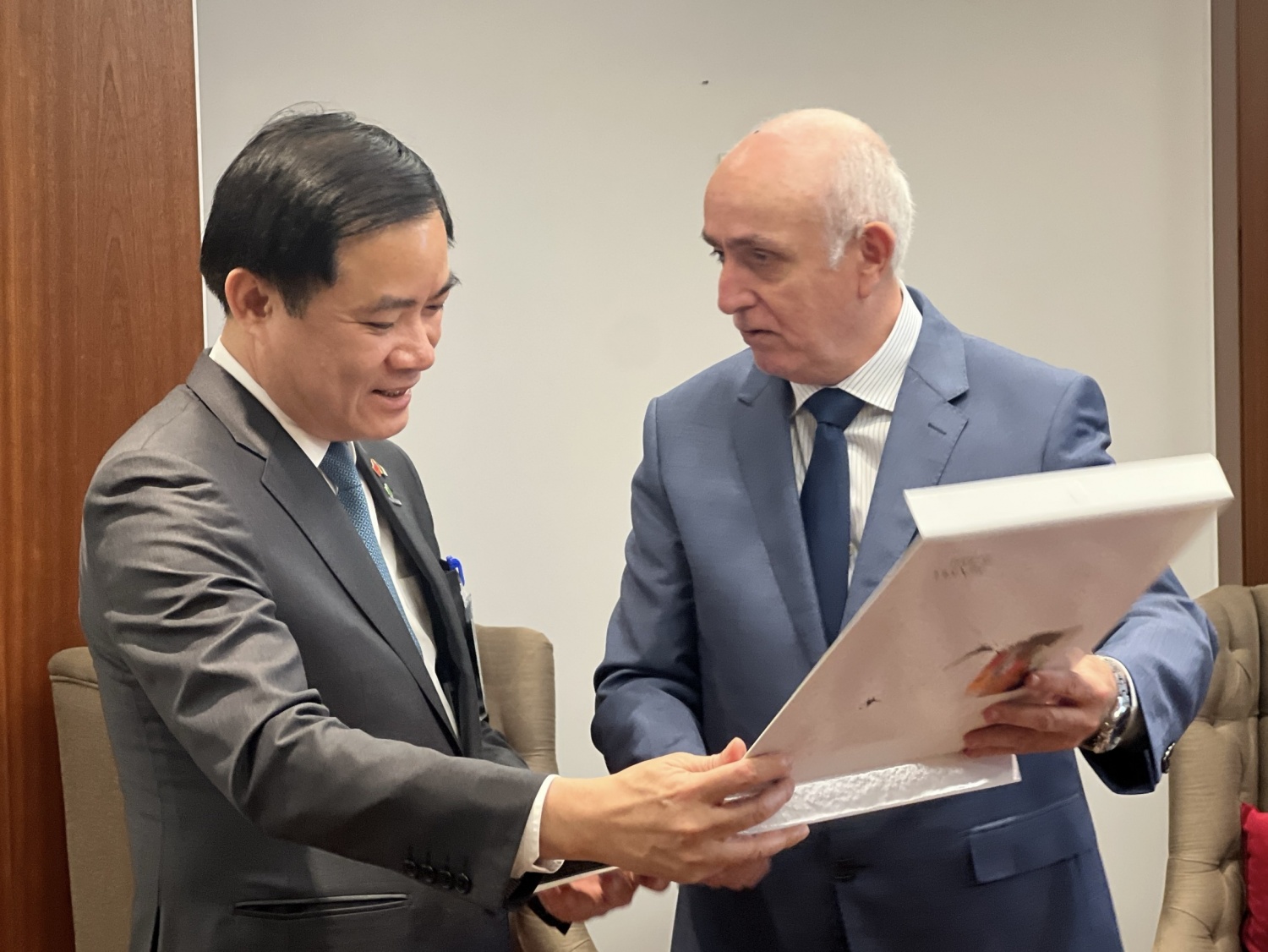 Ông Daoudi giới thiệu với Tổng Giám đốc Petrovietnam Lê Ngọc Sơn cuốn sách lịch sử Sonatrach qua ảnh