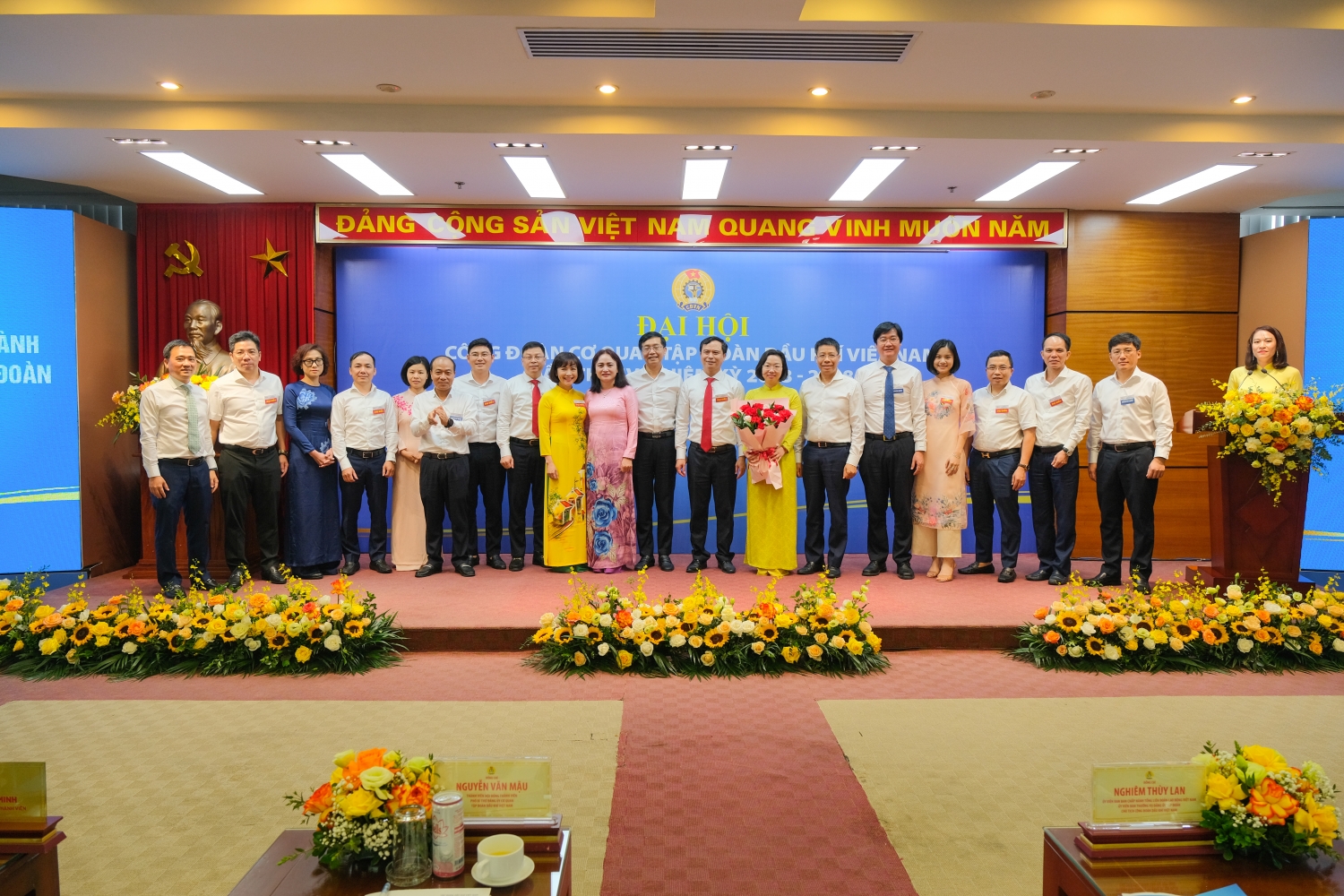 Ban Chấp hành Công đoàn Cơ quan Tập đoàn (nay là Công đoàn BMQL&ĐH Tập đoàn) nhiệm kỳ 2023-2028 ra mắt tại Đại hội.