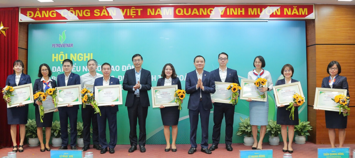Vinh danh các cá nhân có thành tích xuất sắc tại BMQL&ĐH Tập đoàn năm 2024.