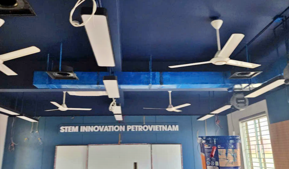 Phòng thực hành giáo dục STEM Innovation Petrovietnam tại THCS Hướng Đạo đang trong quá trình lắp đặt