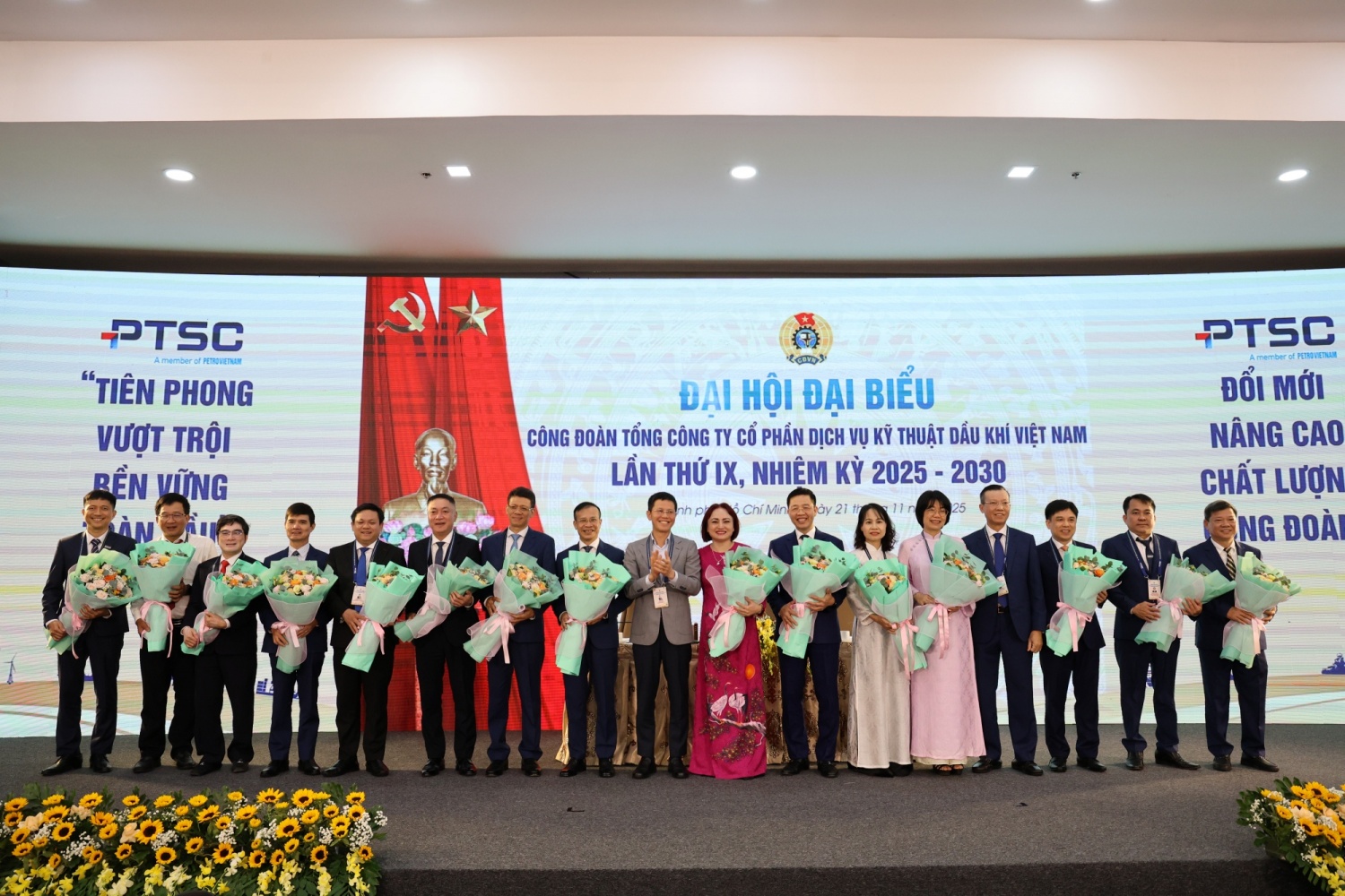 Lãnh đạo Công đoàn Tập đoàn và Tổng công ty tặng hoa chúc mừng Ban Chấp hành Công đoàn PTSC khóa IX, nhiệm kỳ 2025-2030.