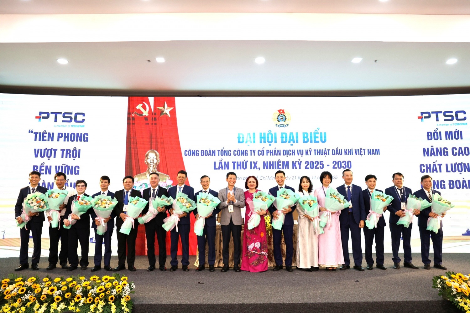 Lãnh đạo Tổng công ty và Công đoàn Tập đoàn tặng hoa chúc mừng các Ủy viên Ban Chấp hành Công đoàn PTSC khóa IX, nhiệm kỳ 2025-2030.