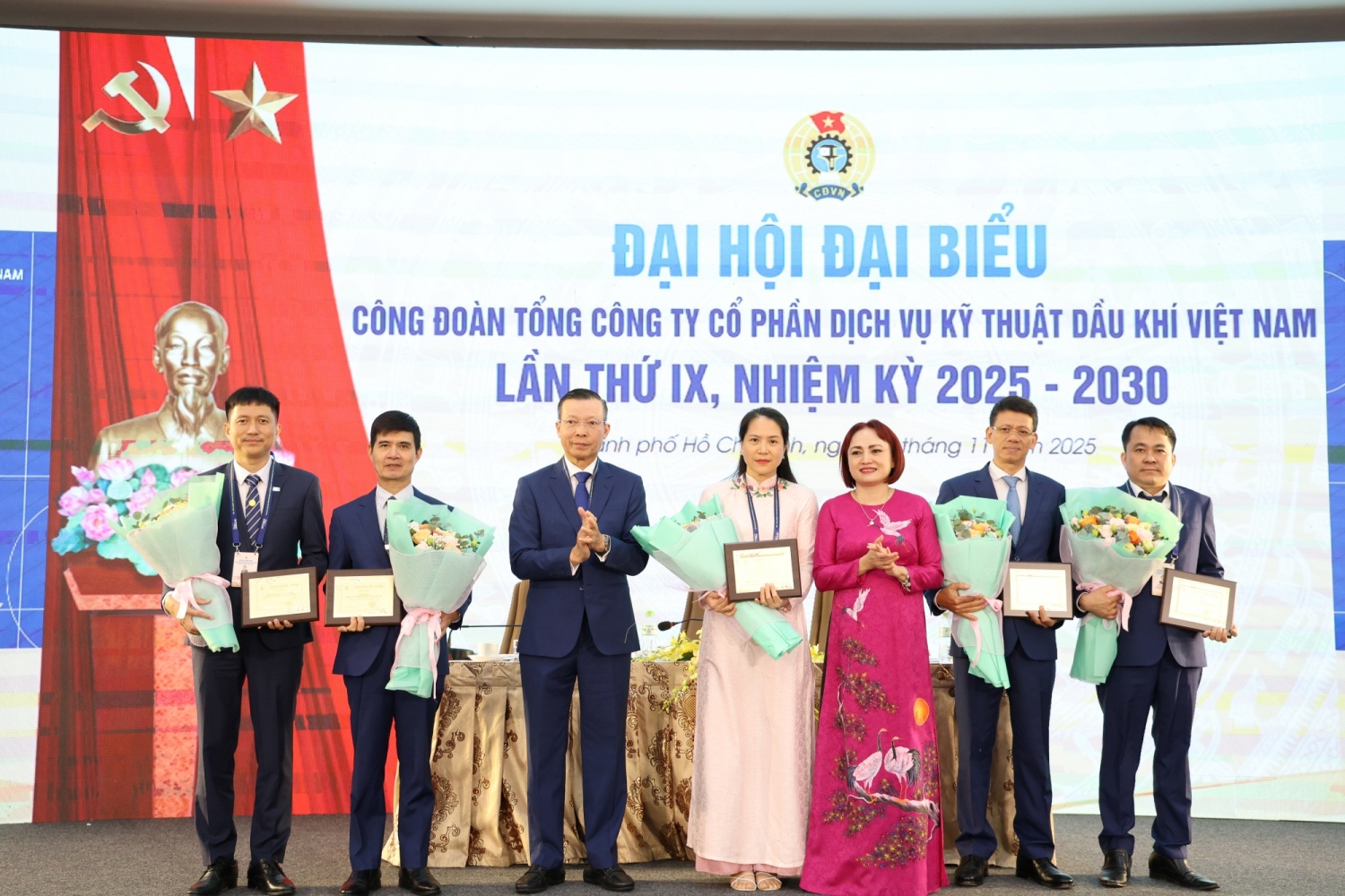 Đại hội trao khen thưởng cho các tập thể và cá nhân có thành tích xuất sắc trong nhiệm kỳ 2023-2025, ghi nhận những đóng góp tiêu biểu cho hoạt động Công đoàn PTSC.
