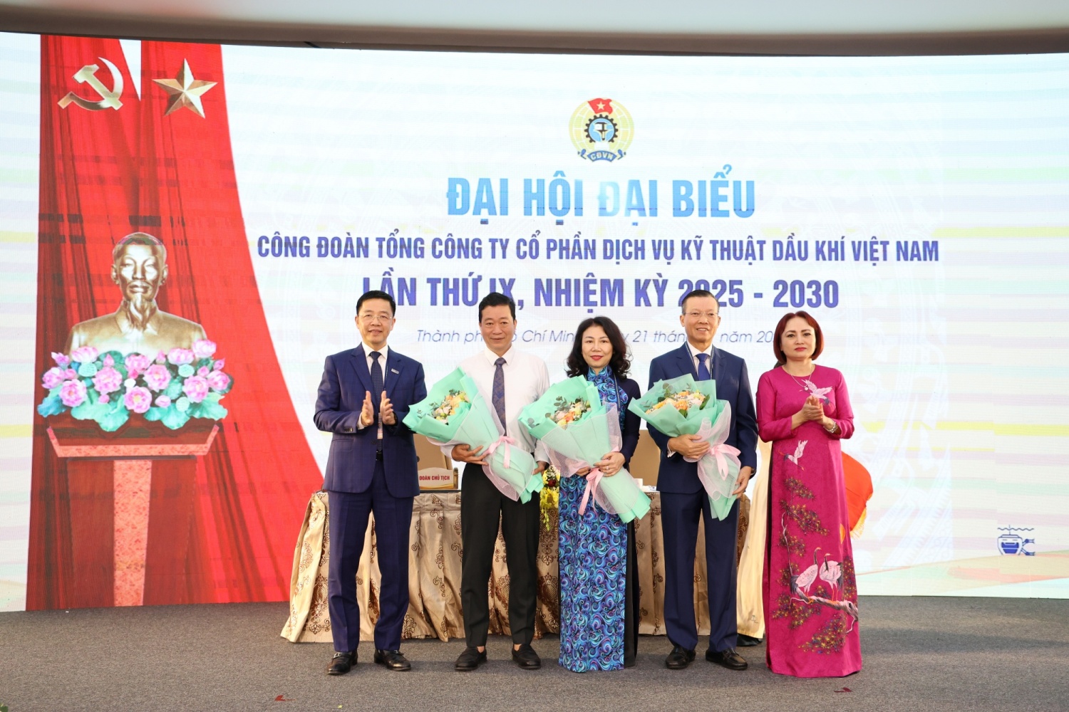 Đại hội tri ân và tặng quà lưu niệm các đồng chí Ủy viên Ban Chấp hành không tiếp tục tham gia nhiệm kỳ mới, ghi nhận tâm huyết và đóng góp trong thời gian công tác.