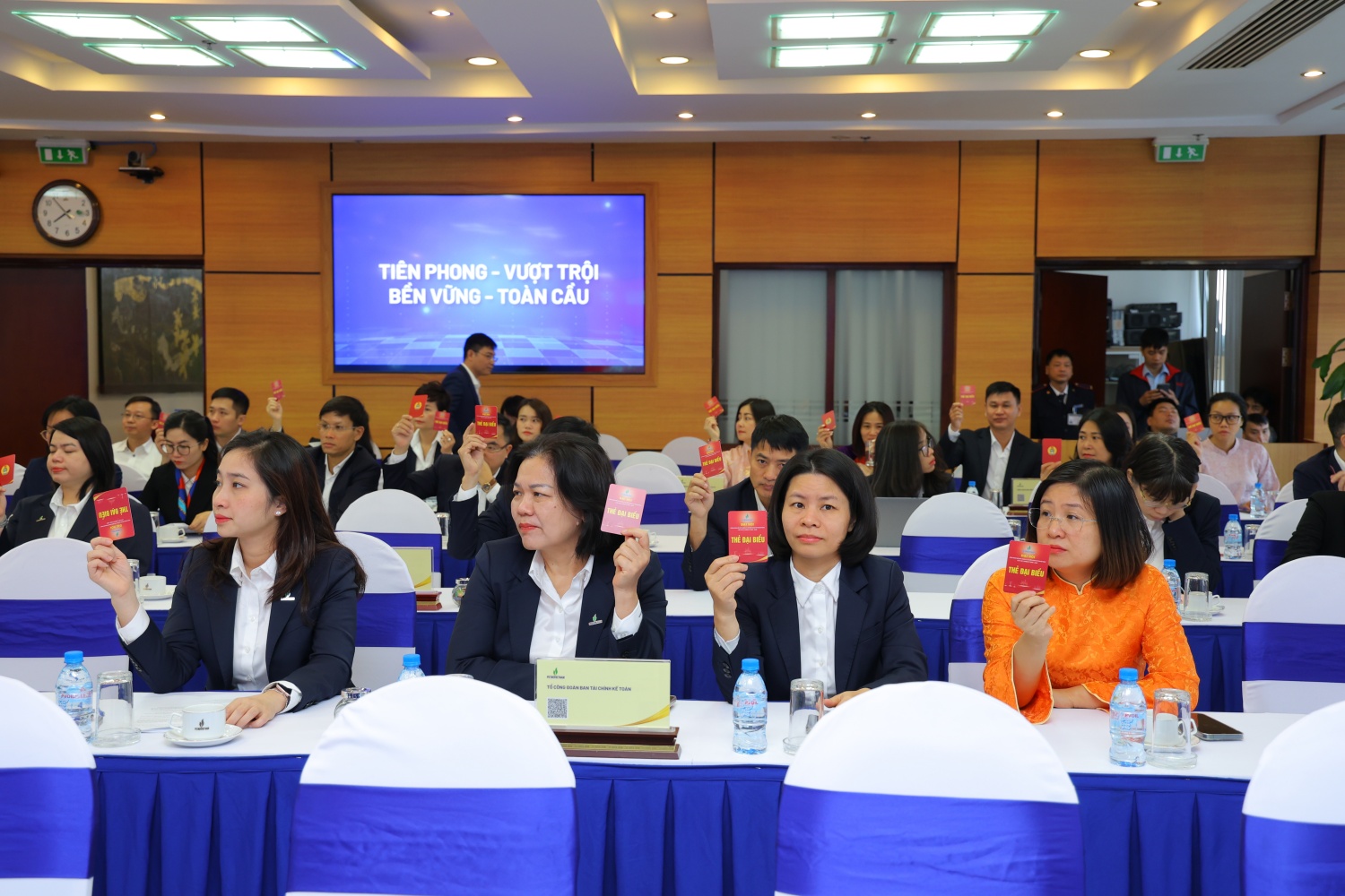 Các đại biểu biểu quyết thông qua các nội dung tại Đại hội