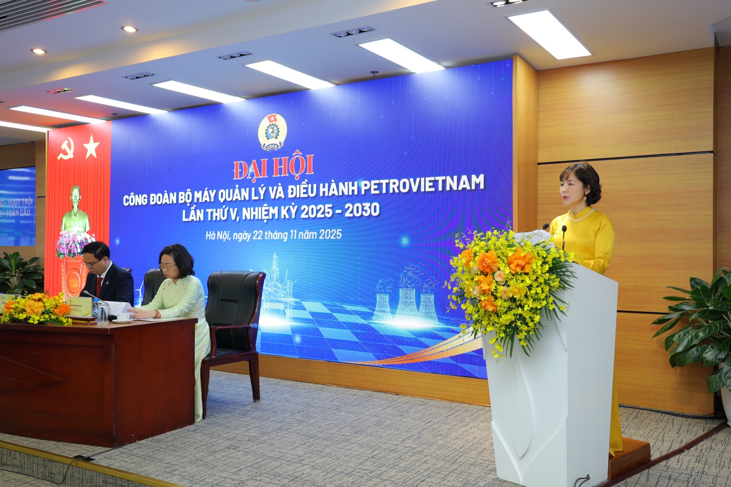 Đồng chí Nguyễn Thu Hương, Phó Chủ tịch Công đoàn BMQL&ĐH Petrovietnam trình bày báo cáo tại Đại hội