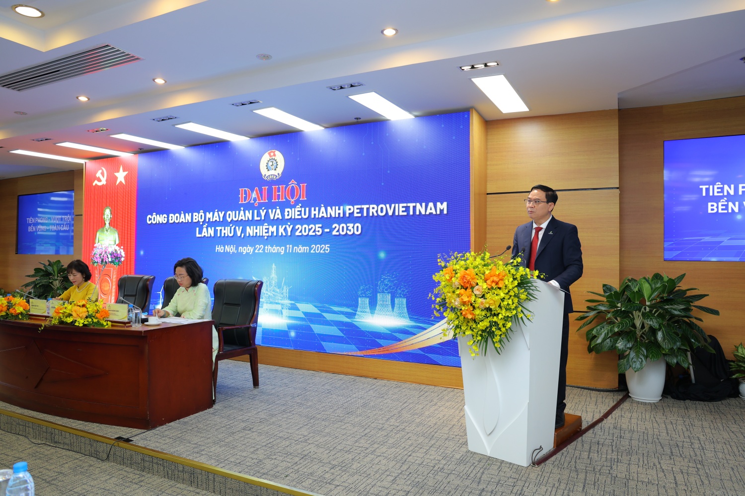 Đồng chí Đặng Văn Huệ, Chủ tịch Công đoàn BMQL&ĐH Petrovietnam phát biểu khai mạc Đại hội