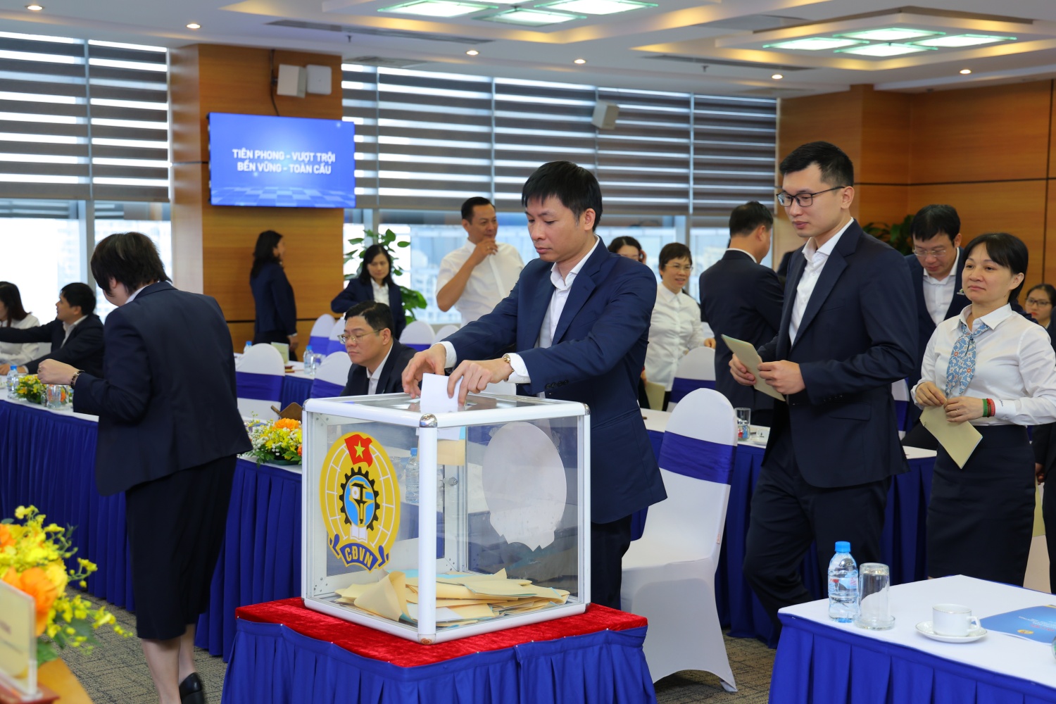 Các đại biểu bỏ phiếu bầu Ban Chấp hành khóa V nhiệm kỳ 2025-2030