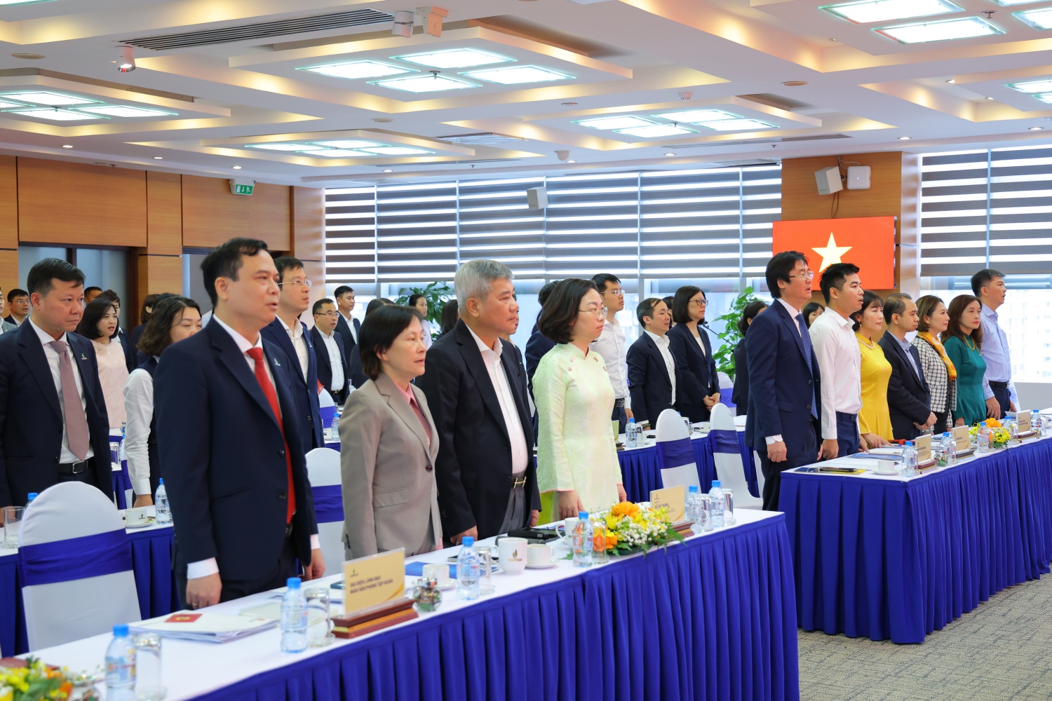 Các đại biểu thực hiện nghi lễ chào cờ